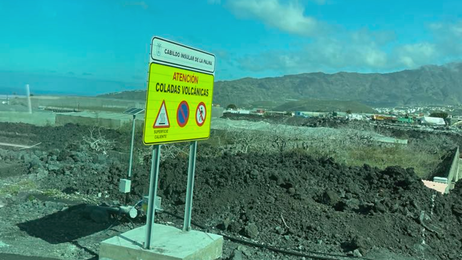 A yellow warning sign about the dangers of volcanic gases in Spanish