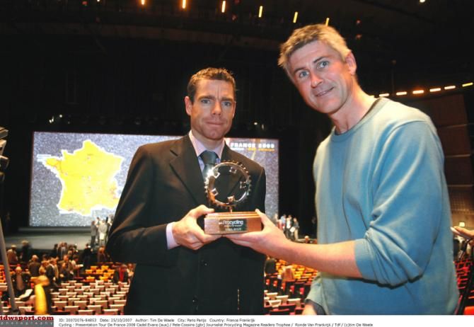 ProCycling's editor Pete Cossins awards the reader's prize to Cadel Evans in 2007