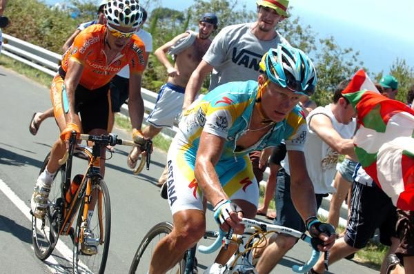 Alexander Vinokourov (Astana) leads Sanchez.