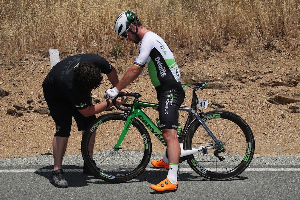 Mark Cavendish (Dimension Data) experienced a mechanical mishap with just over 10km to go of stage 5 at the 2018 Tour of California