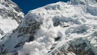 山腰发生雪崩