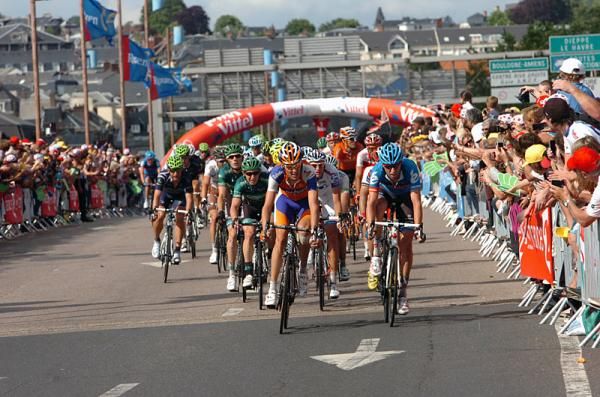 Robert Gesink (Rabobank) and Ryder Hesjedal (Garmin-Sharp) lead a group to the finish which was caught behind the crash at 2.5km to go.