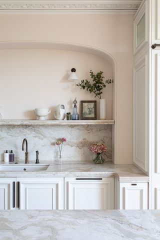 White kitchen with marble worktops