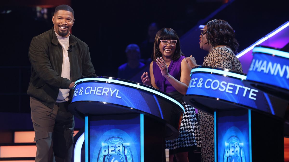 Jamie Foxx with contestants in Beat Shazam season 7