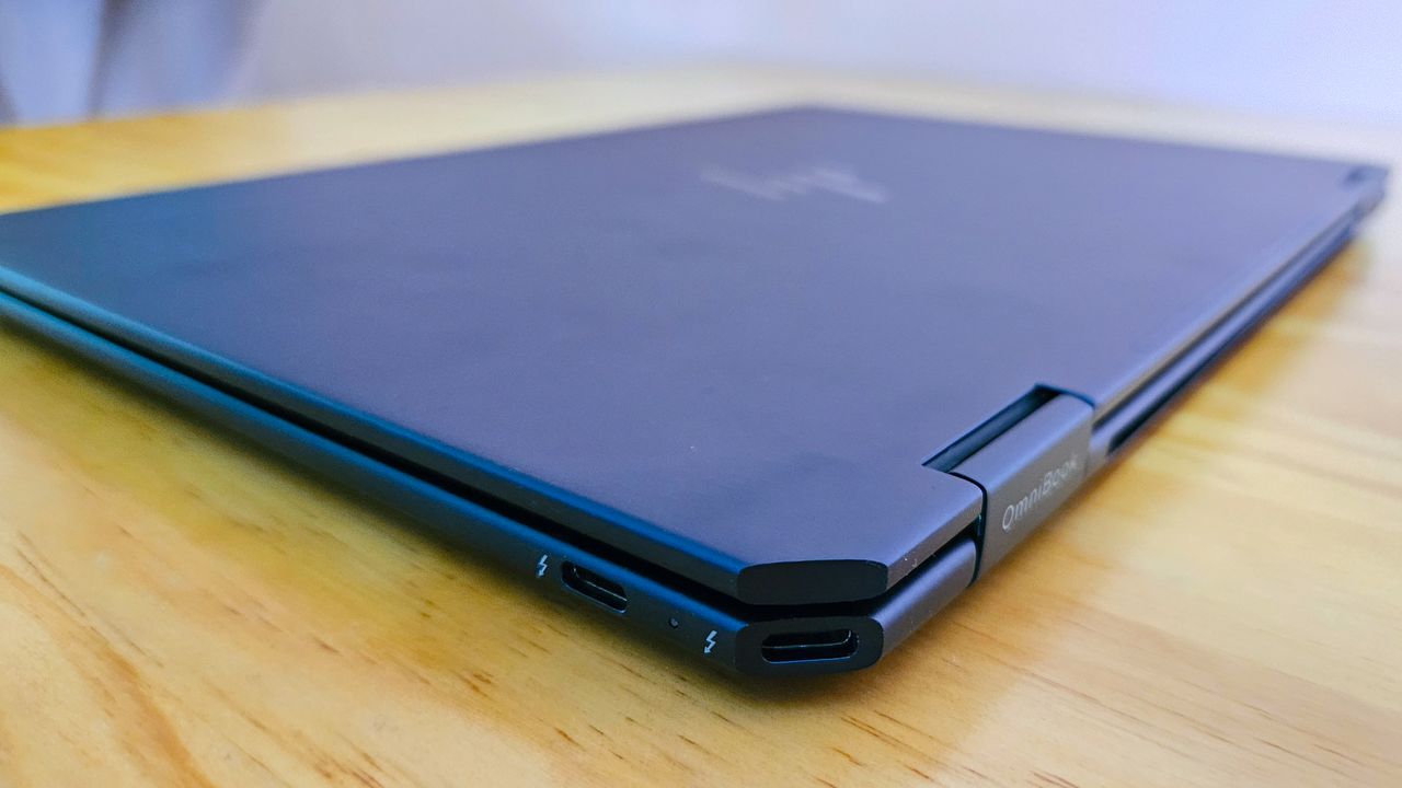 HP Omnibook Ultra 14 closed.