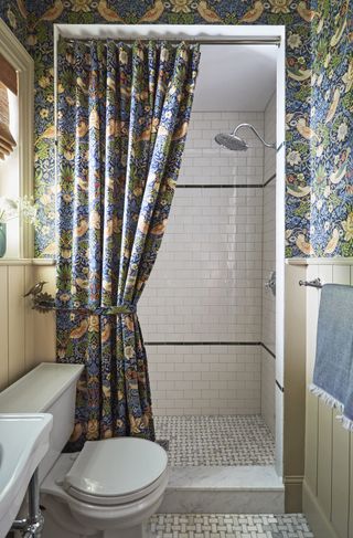 bathroom with floral wallpaper and matching print shower curtain