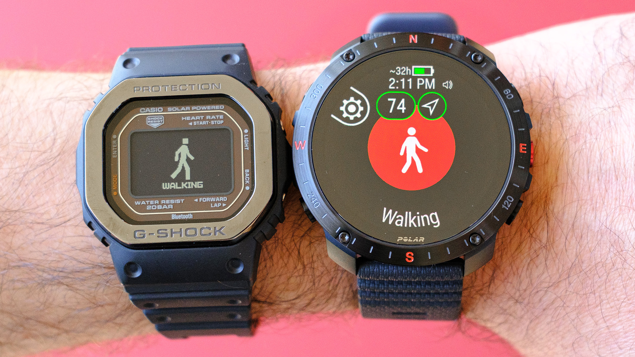 Os smartwatches G-Shock Move e Polar Grit X2 Pro estão no mesmo pulso.