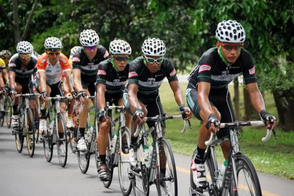 The leading team; Gobernacion controlled the peloton all day.