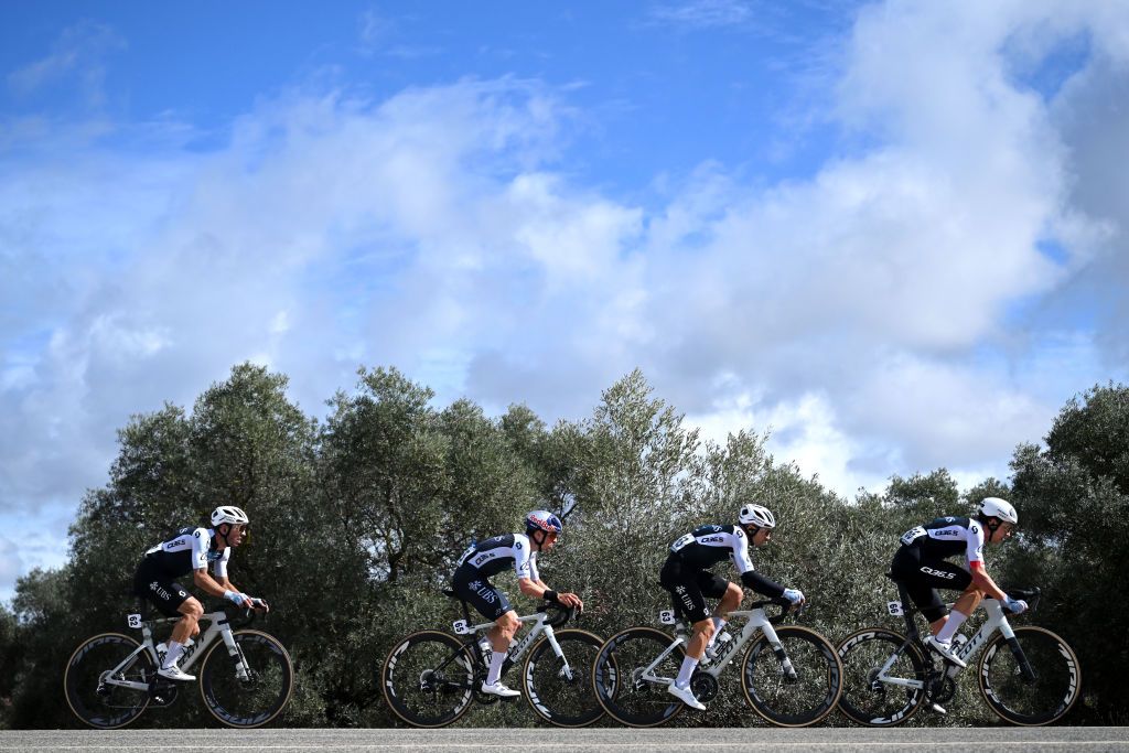 LA LINEA DE LA CONCEPCION SPAIN FEBRUARY 22 LR Thomas Pidcock of Great Britain Gianluca Brambilla of Italy and Q365 Pro Cycling Team and a general view of the peloton competing during the 71st Vuelta a Andalucia Ruta Ciclista Del Sol 2025 Stage 4 a 1943km stage from Cordoba to Alhaurin de la Torre on February 22 2025 in La Lnea de la Concepcion Spain Photo by Szymon GruchalskiGetty Images
