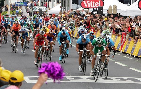 Hushovd got the better of two Columbia riders, Kim Kirchen (right) and Gerald Ciolek.