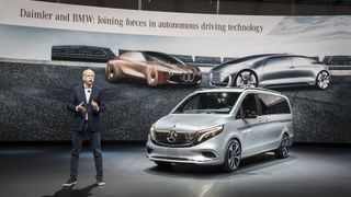Auf dem Genfer Automobilsalon zeigt Mercedes-Benz die gesamte Bandbreite automobiler Spitzentechnologie, präsentiert von Dieter Zetsche. Der Blickfang in Halle 6 ist der neue CLA Shooting Bra