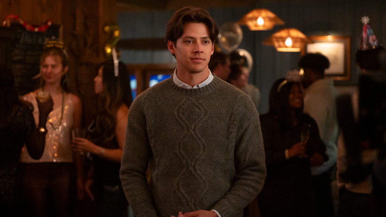 सॅम पार्टीत उभा आहे.