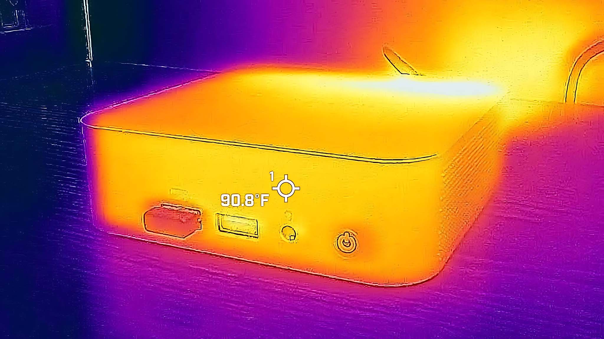 A picture taken with a thermal camera of the Geekom A6's front. 