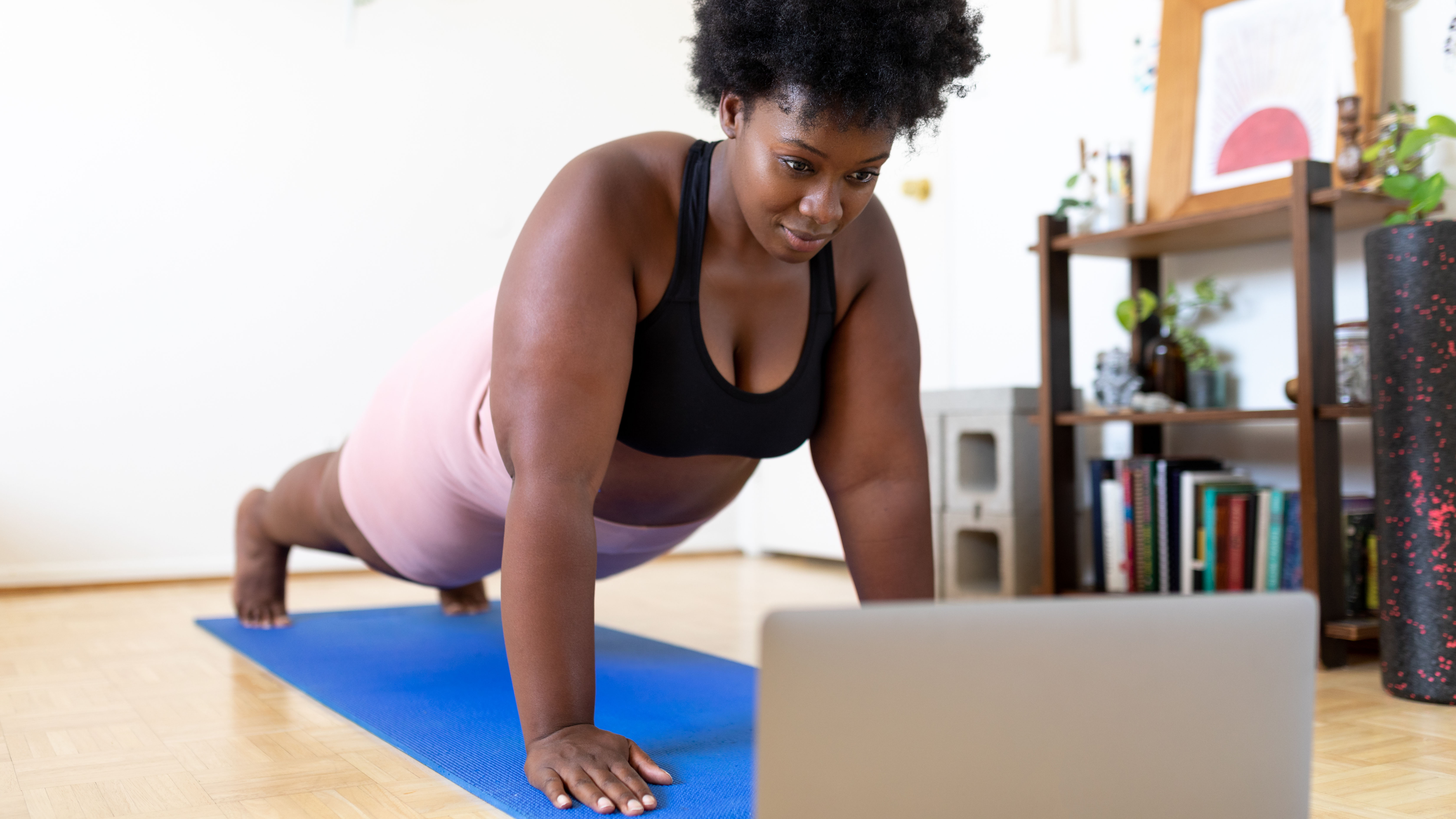 Mujer haciendo flexiones de entrenamiento funcional