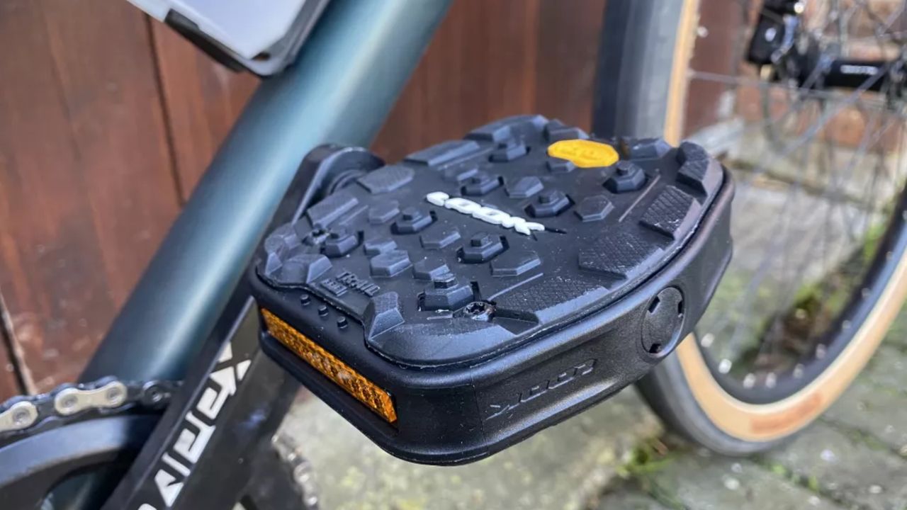 Image shows the Look Trail Grip flat pedals mounted on a bike.