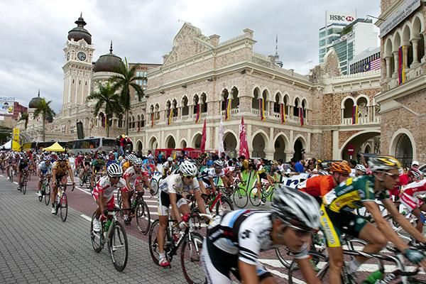 The field head down the home straight in Kuala Lumpur.