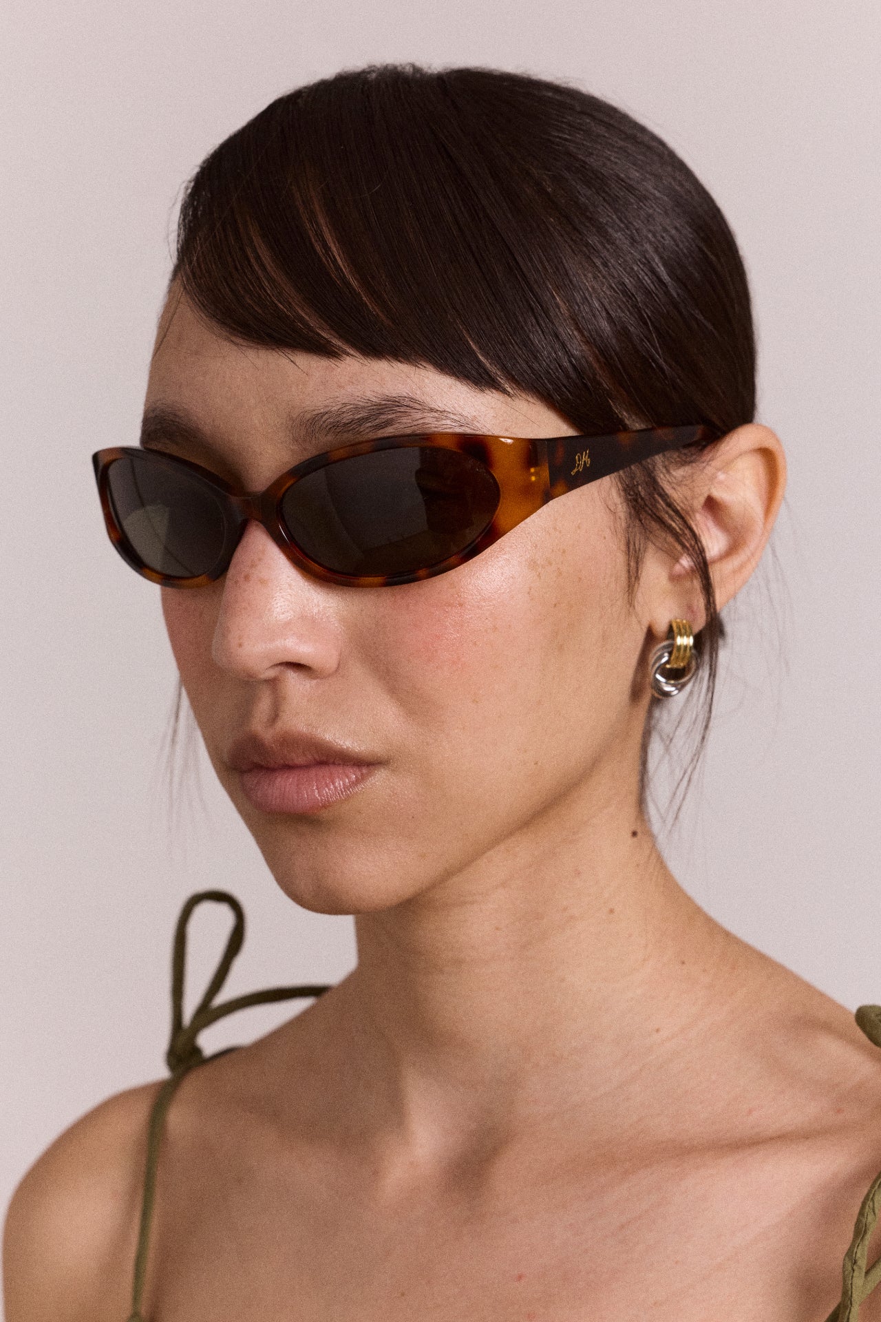Sporty Wrap Around Sunglasses - Tort