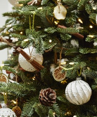 Christmas tree ideas with scented decorations made from dried oranges, apples, pine cones and cinnamon sticks