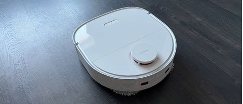 The side view of the Dreame Bot W10