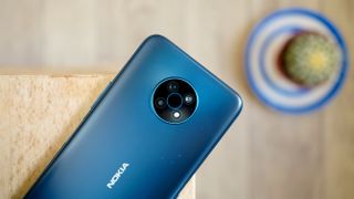 Ett foto på Nokia G50 i blått, med fokus på kameran