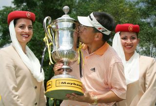 Charlie Wi with the 2006 Maybank Malaysia Open trophy