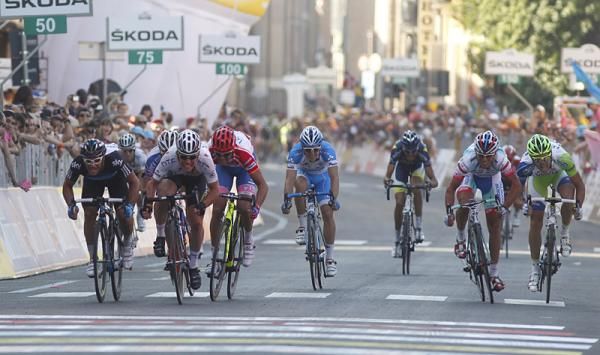 Mark Cavendish (HTC-Highroad) speeds toward victory.