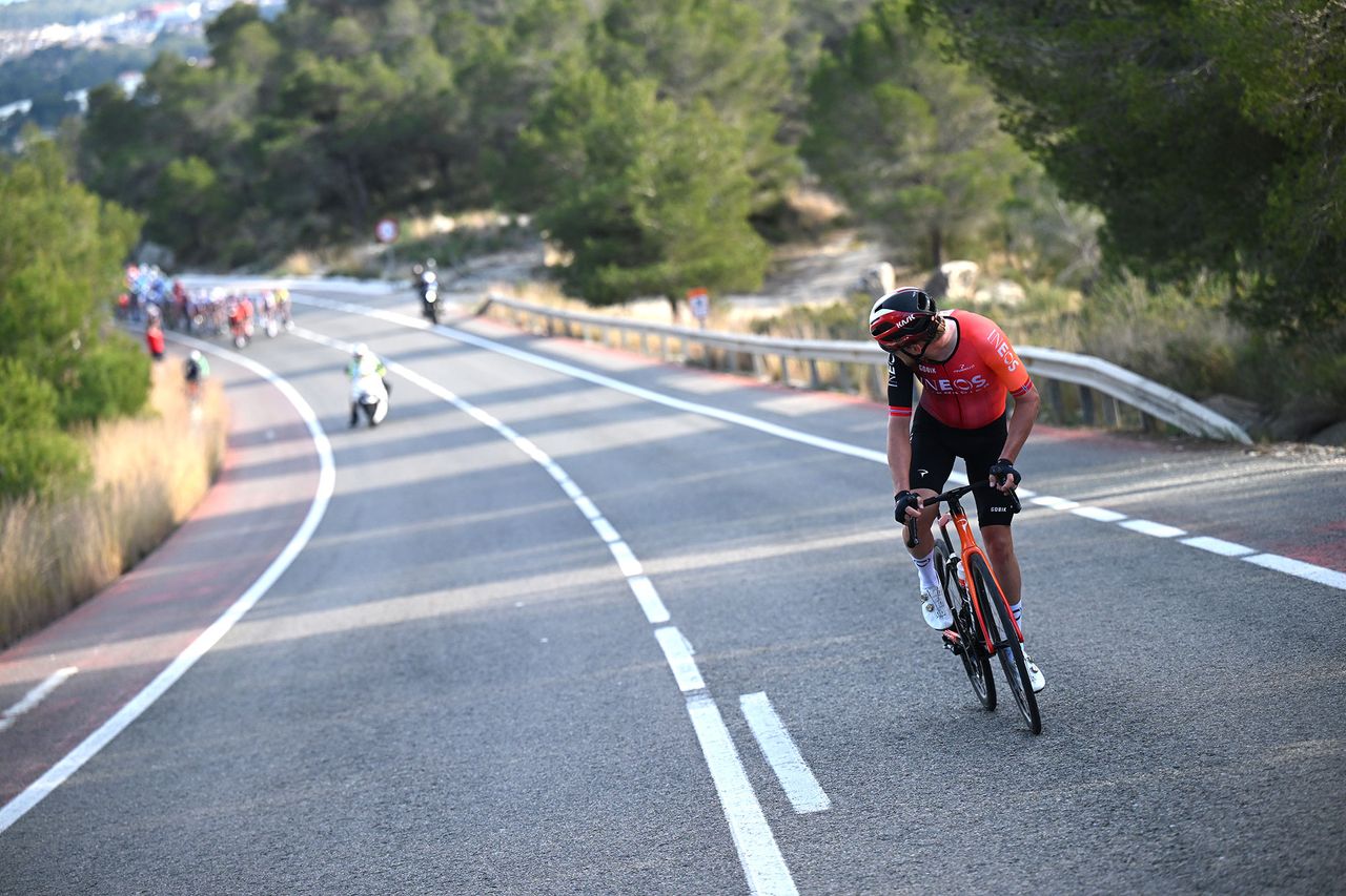Foss dares to look back at the chasing peloton