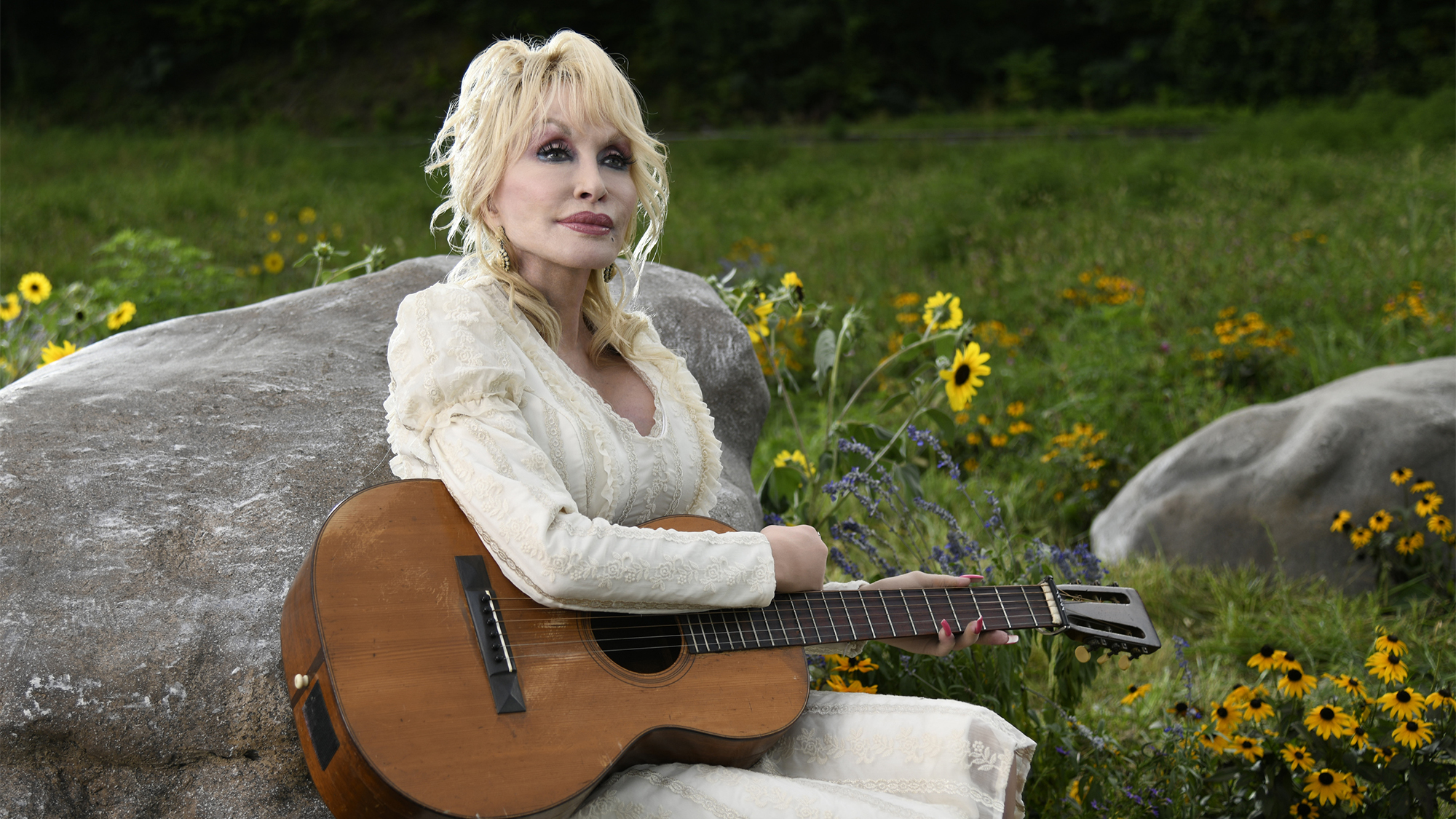 A photo still from DOLLY PARTON'S MOUNTAIN MAGIC CHRISTMAS
