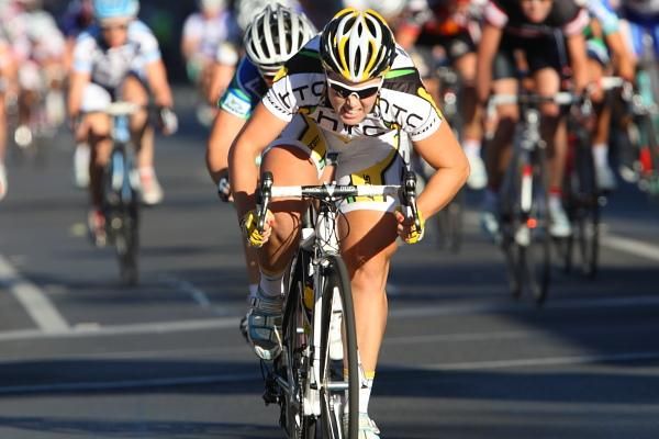 Chloe Hosking (Team Columbia-HTC) sprinted to second place in the Australian criterium Championship. She was first-placed under 23 rider and took that title.