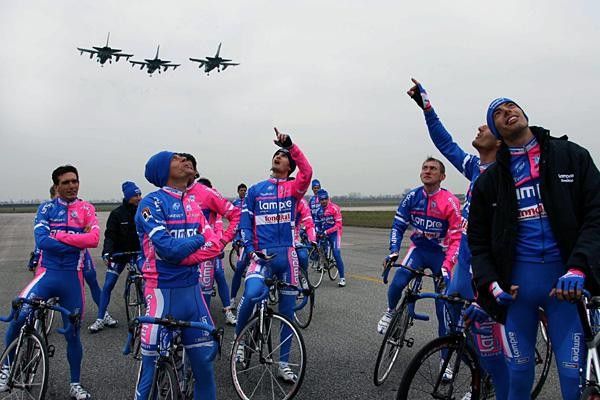 Lampre-Fondital watch air show.