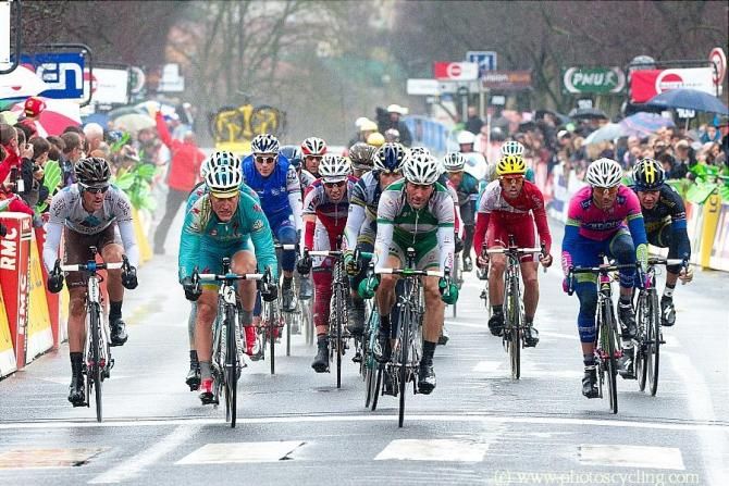 Jonathan Hivert (Sojasun) takes the sprint for 8th place, seven seconds behind the lead group.