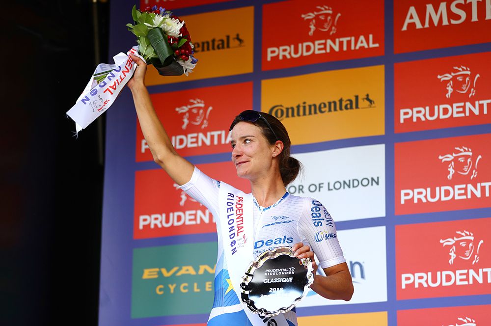 Marianne Vos (Waowdeals) second to Kirsten Wild (Wiggle) at the Prudential RideLondon Classique