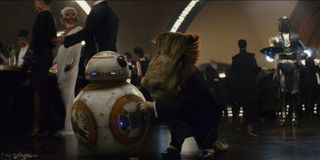 BB-8 and an alien in Star Wars: The Last Jedi
