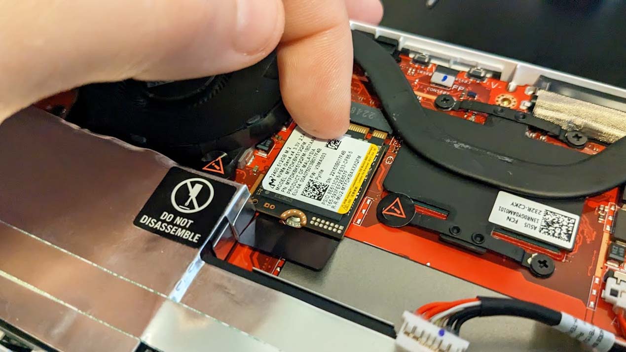 Retire el SSD del ROG Ally.