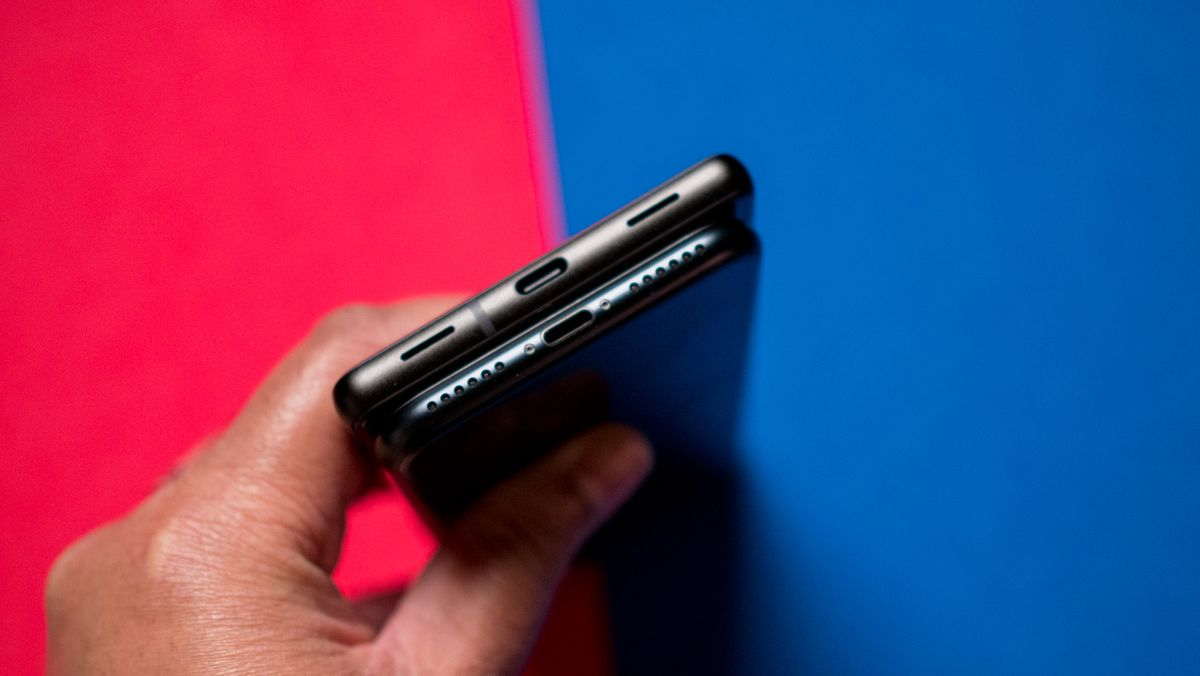 Google Pixel 6a vs. Apple iPhone SE 2022