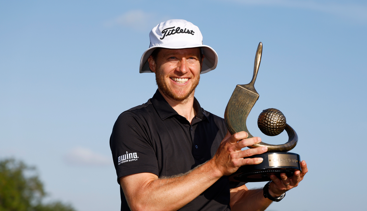 Peter Malnati holds the Valspar Championship trophy