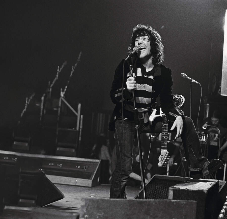 Singer and frontman Alex Harvey of the Sensational Alex Harvey Band performs at Alex Cooley's Electric Ballroom on March 18, 1975 in Atlanta, Georgia