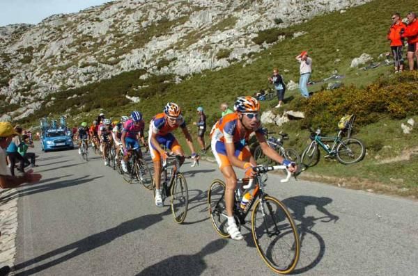 ten Dam leads Robert Gesink on the final climb