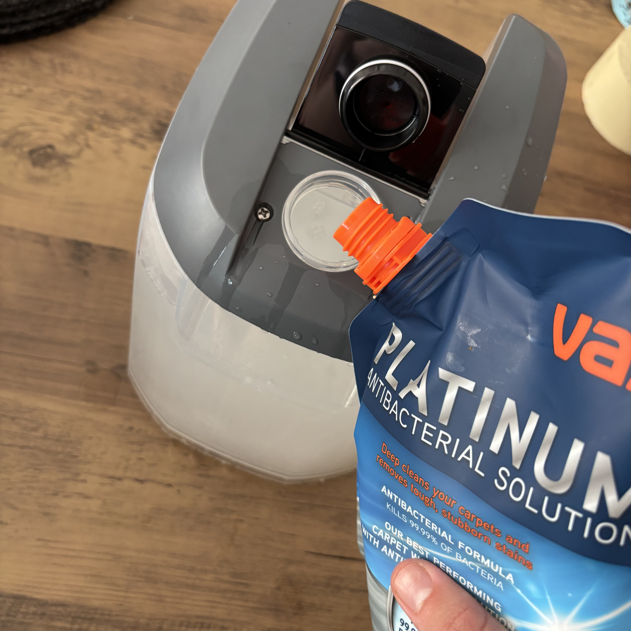 Filling VAX Platinum SmartWash XL Advanced clean water tank with solution