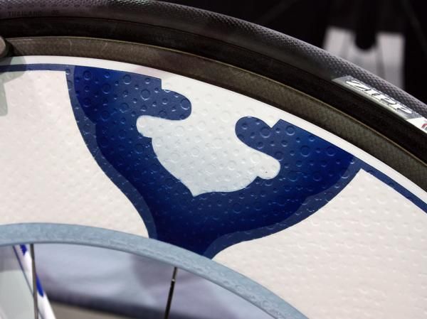 Custom wheel graphics are more commonly done with decals but VeloColour has done this with nothing but paint.