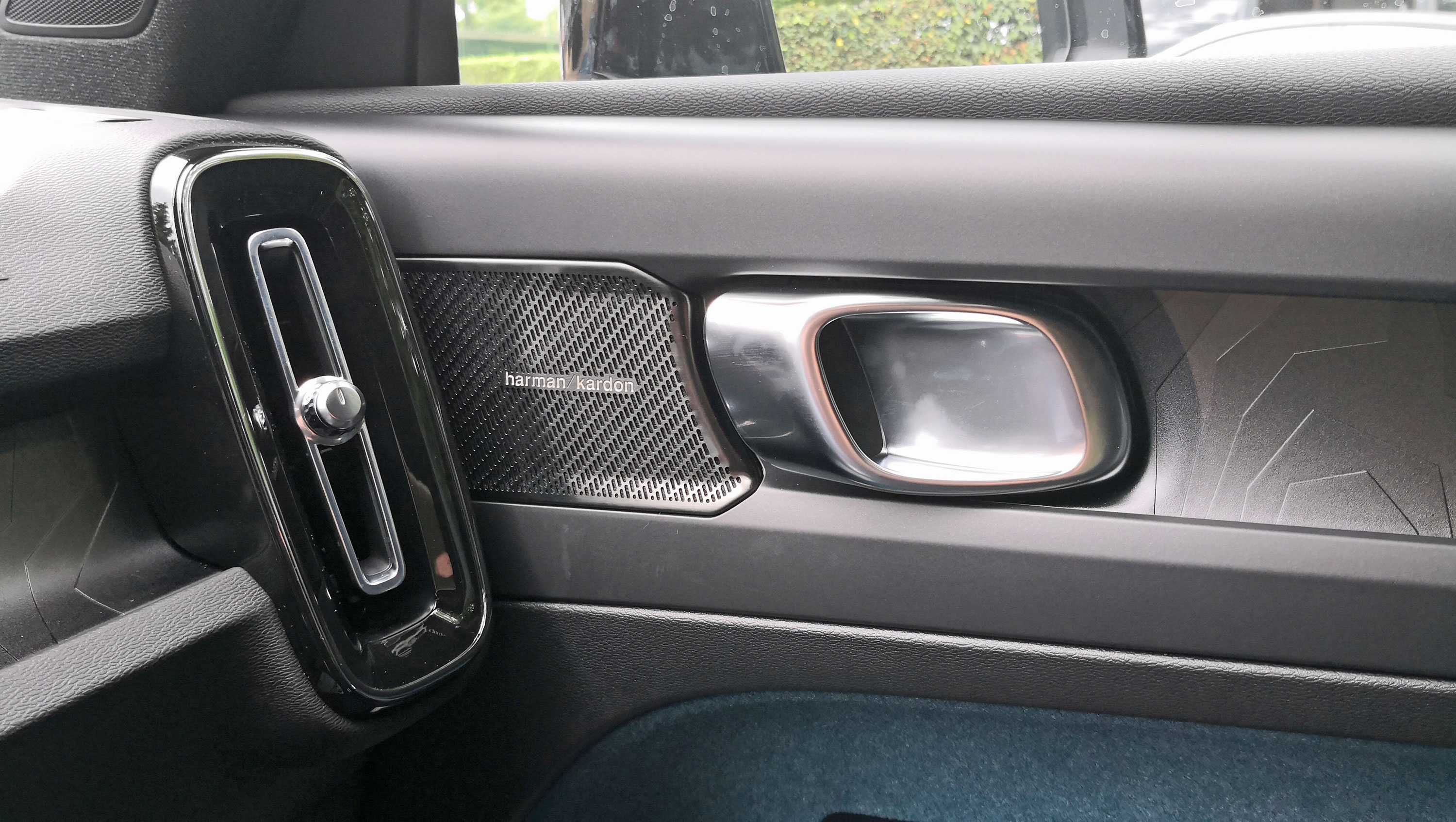 Door handle and speaker