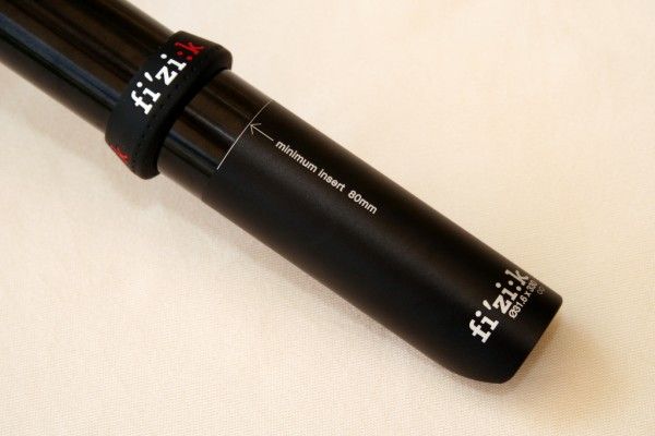 A collar is included to help you remember your insertion depth if you remove the post. The end of the post is cut at an angle to save weight &ndash; 3.5g, according to fi'zi:k.