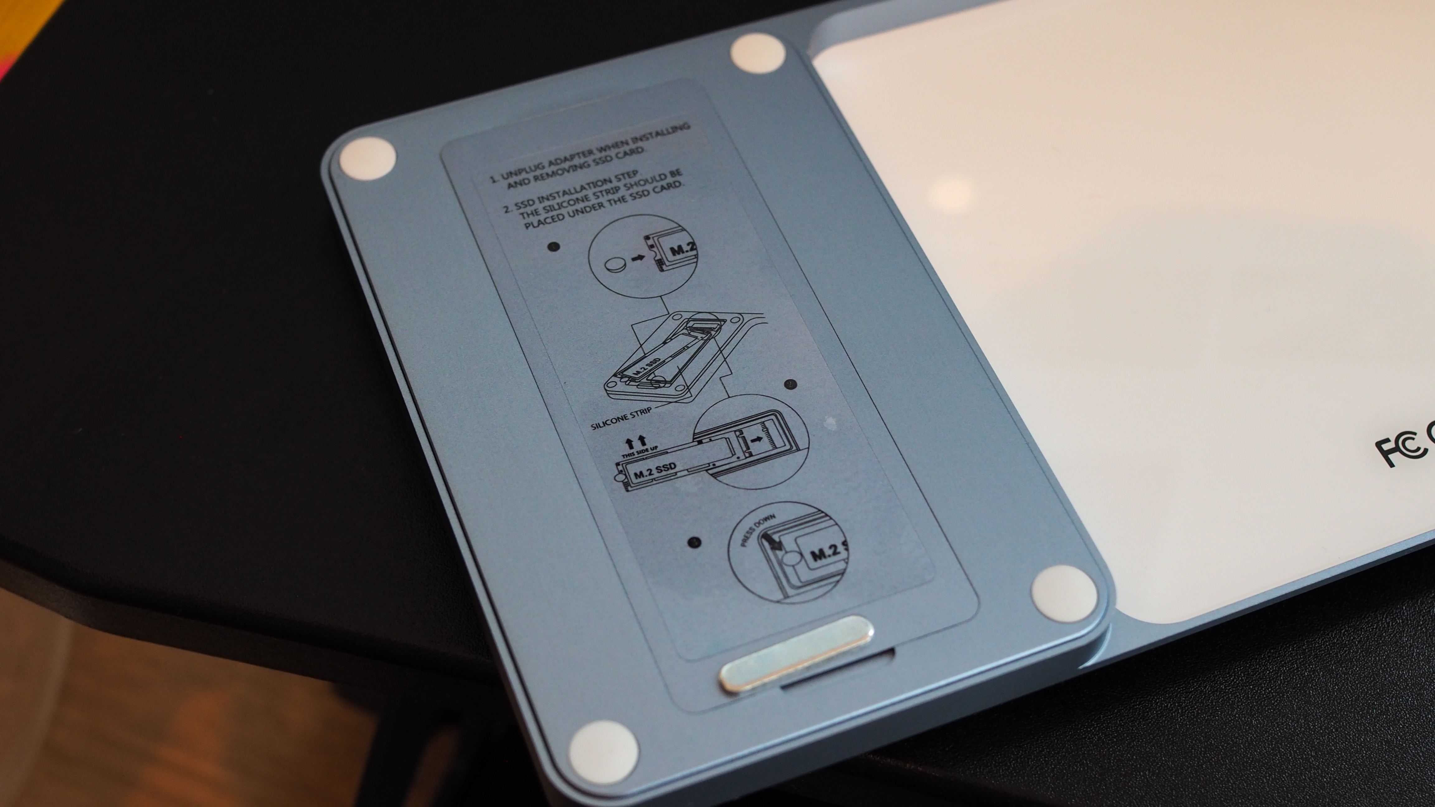 Eine Nahaufnahme des SSD-Steckplatzes auf der Rückseite des Satechi USB-C Slim Dock für iMac