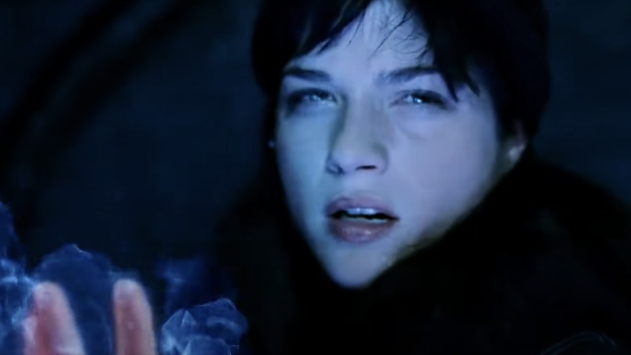 Selma Blair como Liz Sherman criando a chama verde em Hellboy