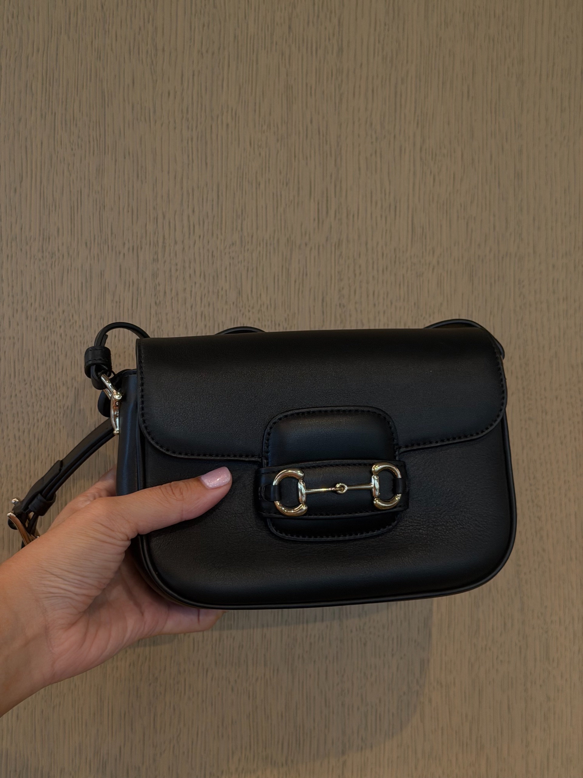 Who What Wear editor Ana Escalante holding a Gucci Horsebit 1955 Shoulder Bag.