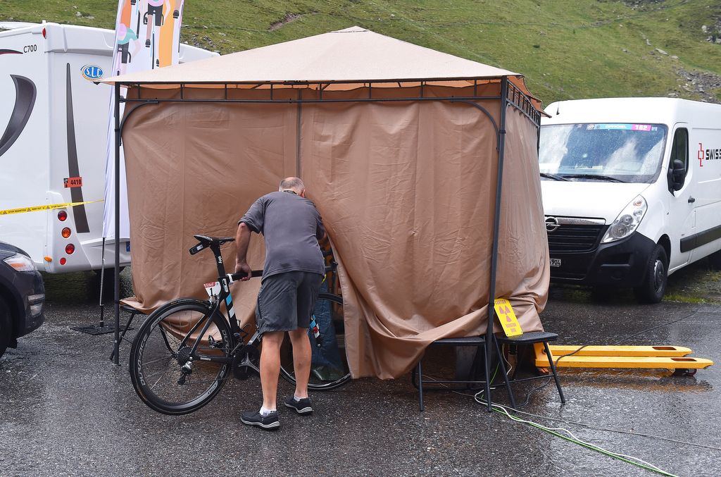Chris Froome's race bike about to be x-rayed to to check for hidden motors or special wheels