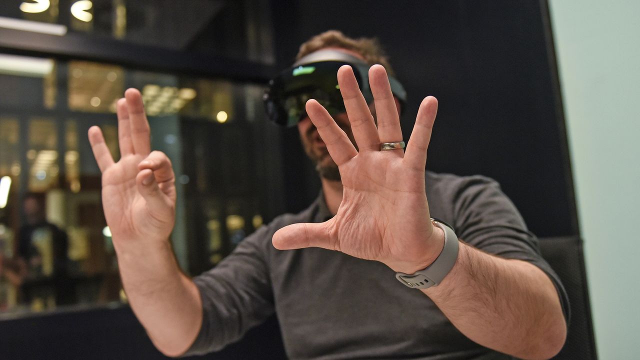 Bobby Hellard using the Meta Quest Pro with gestures