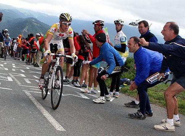 Ricc&ograve; less than a kilometre from the top of the Aspin. Lang is dropped.