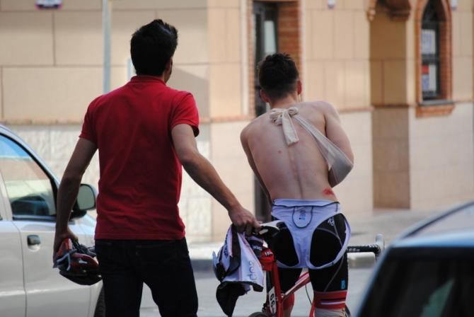 Diego Le&oacute;n Cuervo (Burgos BH) had an important crash while descending in the Fuentes de Marbella. He got hurt and had to retire; fortunately, "nothing is broken" according to his masseur.