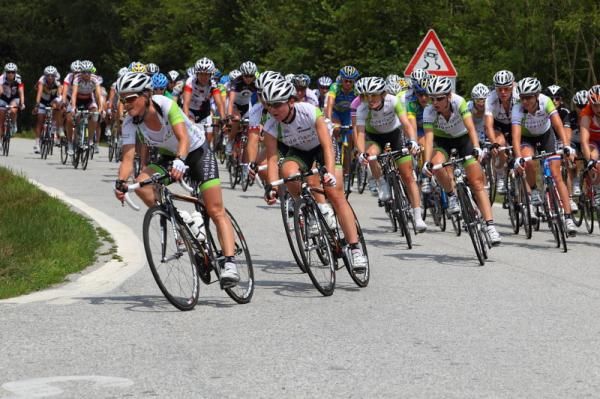 The bunch was led for much of the stage by Vos's team - Nederland Bloeit.